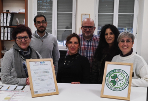 Equipo de secretaría con su diploma acreditativo.