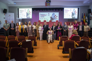 Foto de familia de las premiadas junto a las autoridades.