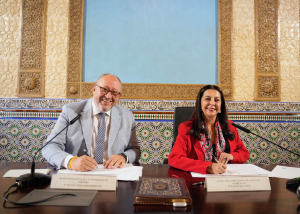 De izquierda a derecha, Manuel Torralbo y la embajadora de Marruecos Karima Benyaich.