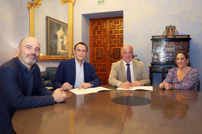 Momento de la firma del convenio.