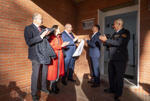 Gabriel Martínez y Manuel Torralbo momentos después de descubrir la placa.