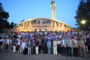 Foto de familia tras el acto de clausura.