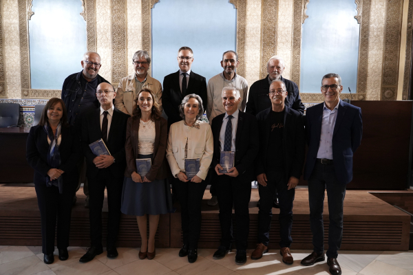 Escritores y participantes en el encuentro celebrado en la Sala Mudéjar del Rectorado.