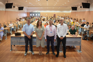Vista del Aula Magna de la facultad con las autoridades académicas al inicio de la jornada.
