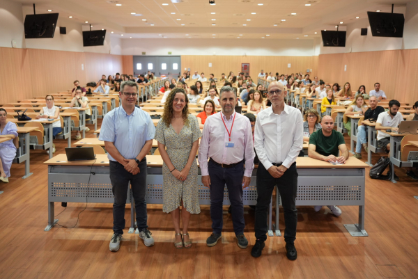 Vista del Aula Magna de la facultad con las autoridades académicas al inicio de la jornada.