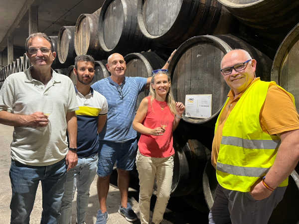 Equipo de investigación en la bodega.