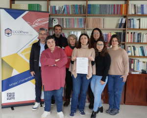 El equipo de UCOPress con su diploma acreditativo.