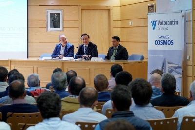 De izquierda a derecha en la mesa presidencial: Miguel Ángel Luque, vocal del Comité de Gestión de la Asociación Nacional Española de Fabricantes de Hormigón Preparado; el rector de la Universidad de Córdoba, José Carlos Gómez Villamandos; Francisco José Fernández Mora, jefe de Asistencia Técnica de Cementos Cosmos.