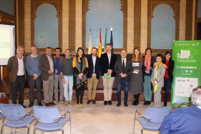 Foto de familia de participantes a la sesión final del proyecto innovador InnoTuber