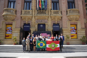 Foto de familia de la delegación brasileña durante su visita a la UCO.