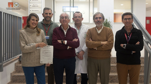 Equipo decanal junto a su diploma acreditativo.