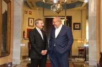 El rector Manuel Torralbo conversa con el deán-presidente del Cabildo, Joaquín Alberto Nieva.