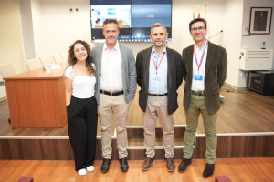 El vicerrector de Estudiantes y Cultura, en la inauguración de la jornada junto a integrantes del equipo directivo del centro.