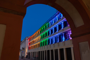 La sede de UCOCultura se iluminaba este viernes con la bandera LGTBI con motivo del Día del Orgullo