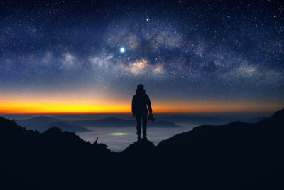 Un turista observa el cielo en una imagen de archivo.