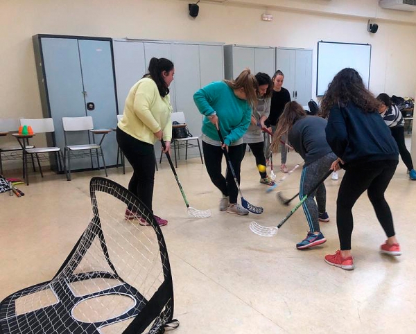 Alumnas de Educación Infantil durante la sesión de floorball unihockey