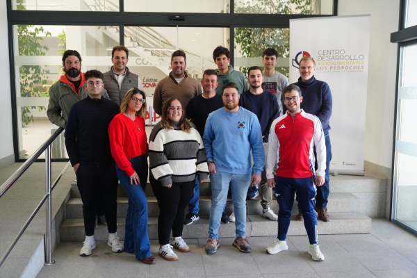 Foto de familia de autorides y participantes en el porgrama universitario de ganadería del CUDA