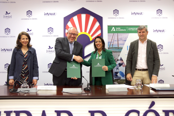 De izquierda a derecha, Lourdes Arce, Manuel Torralbo, Marta Bosquet y Francisco Acosta, tras la firma del convenio