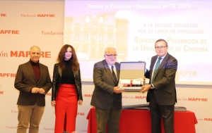 Rafael Solana recibe el premio concedido por la APTB al Servicio de Prevención de la UCO. Junto a él, sus responsables, Mª Dolores Redel y Fernando Palomares.