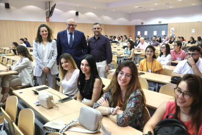 Cristina Aguilar, vicerrectora de Posgrado; Manuel Torralbo, rector; y Eloy Girela, secretario de la Facultad de Medicina y Enfermería, junto a doctorandas asistentes al congreso.