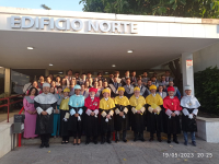 Foto de familia de graduados y profesorado.