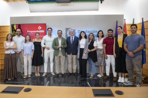 Los emprendedores junto al vicerrector y el diputado.