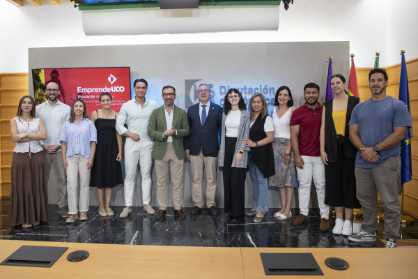 Los emprendedores junto al vicerrector y el diputado.