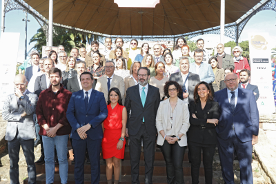 Foto de familia de instituciones participantes en el tour.