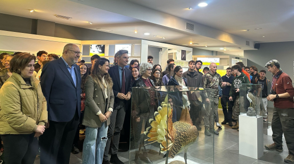 El rector, la decana de la Facultad de Ciencias y el delegado de Infraestructuras, Sostenibilidad y Agricultura junto al alumnado participante en la visita.