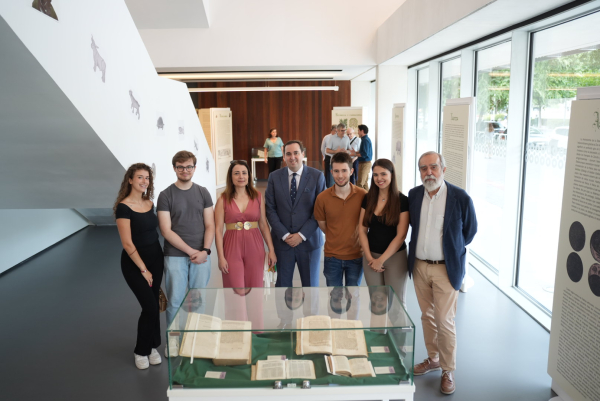 Foto de familia de las autorides que han participado en la inauguración de la muestra y el estudiantado involucrado en su diseño, catalogación y montaje.