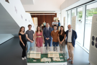 Foto de familia de las autorides que han participado en la inauguración de la muestra y el estudiantado involucrado en su diseño, catalogación y montaje.
