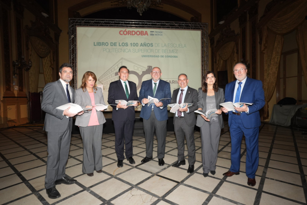 Autoridades asistentes a la presentación del libro.