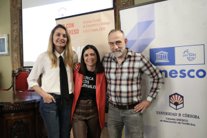 De izquierda a derecha, los periodistas Patricia Simón, Cristina Olea y Marc Marginedas, 