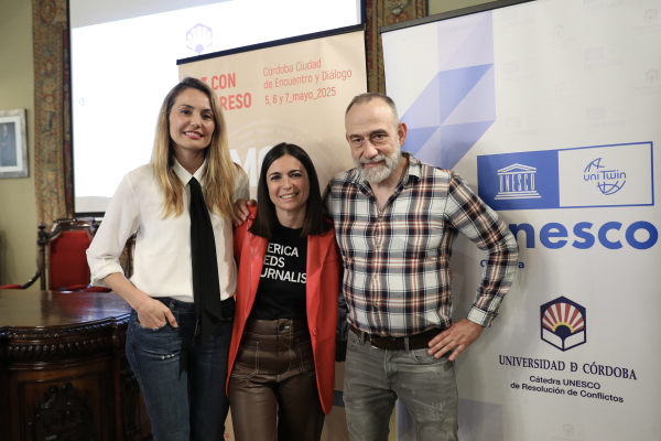De izquierda a derecha, los periodistas Patricia Simón, Cristina Olea y Marc Marginedas, 