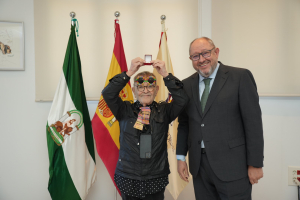 Fernando Arrabal, junto al rector, tras recibir la distinción Abderramán III de la UCO