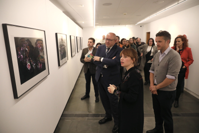 La artista haciendo un recorrido guiado por la exposición.