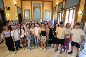 Alumnado de Las Palmeras, estudiantes voluntarias y representantes institucionales y de la Fundación La Caixa.