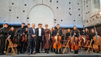 Las autoridades junto a la Orquesta minutos antes de comenzar el concierto.