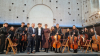 Las autoridades junto a la Orquesta minutos antes de comenzar el concierto.