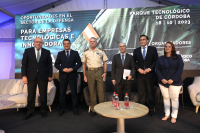 Foto de familia de participantes en la mesa redonda