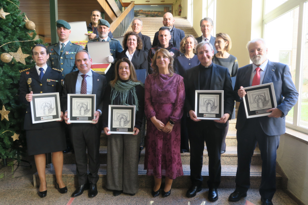 Foto de familia de los premiados.