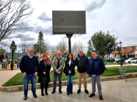 La directora y la secretaria académica de la EPSB con el decano y secretario del colegio y miembros de la empresa publicitaria FLAT.