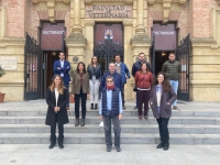 Miembros del equipo del proyecto Boocell en la fachada del Rectorado de la Universidad de Córdoba.