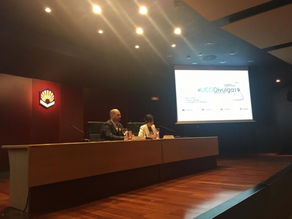 El vicerrector de Investigación y Desarrollo Territorial de la Universidad de Córdoba, Enrique Quesada, y Elena Lázaro, en la inauguración de las jornadas