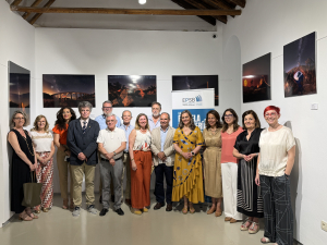Foito de familia de autoridades en la inauguración de la exposición