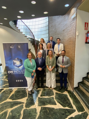 Foto de familia de autoridades participantes en la presentación de la nueva edición de On Industry