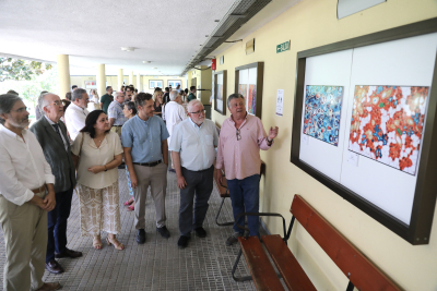 El profesor Gaytán durante el recorrido guiado por la exposición.