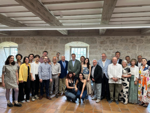 Foto de familia del patronato de la Fundación Antonio Gala y los jóvenes creadores de la primera promoción.