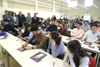 De izquierda a derecha: Manuel Reina, M.ª Paz Aguilar, Manuel Torralbo, Manuela Hernández y Félix Almagro, junto a los estudiantes participantes en el foro.