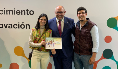 El rector junto a Francisco Javier Agenjo y Laura Aparicio, dos de los estudiantes premiados.